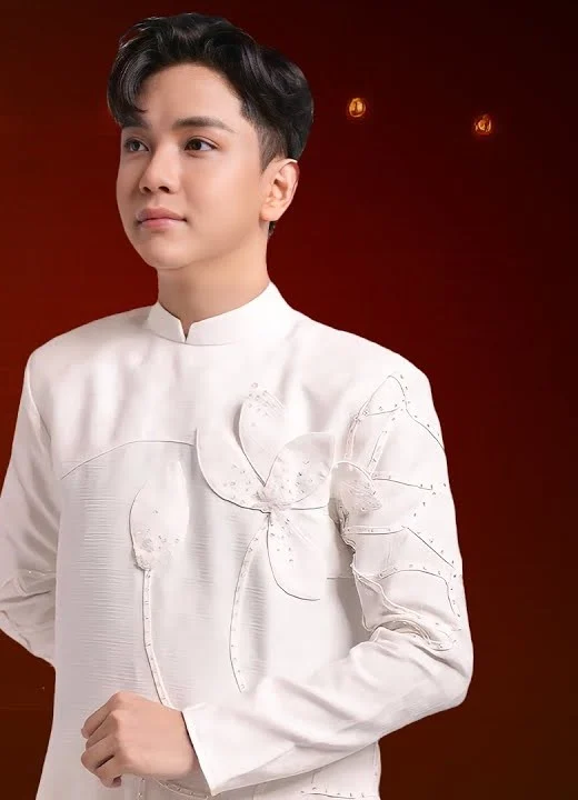 Ca sĩ dân ca Đoàn Minh Tài trong áo dài trắng