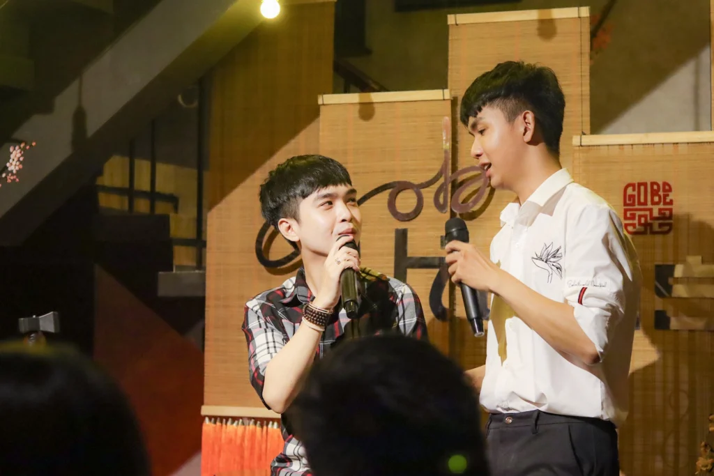 Ca sĩ Đoàn Minh Tài song ca trên sân khấu